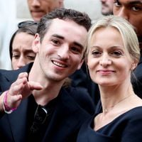 Un nouveau chapitre pour Gaston, le fils de Thierry Ardisson : son mariage célébré après le départ de ses deux parents, Audrey Crespo-Mara aux premières loges