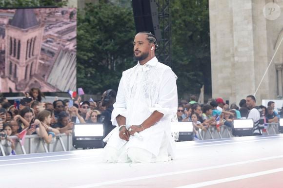 Slimane lors du dernier relais de La Flamme Olympiques avant la cérémonie d'ouverture des Jeux Olympiques (JO) de Paris 2024 à Saint-Denis, Seine Saint-Denis, France, le 26 juillet 2024. © Melloul-Tribeca/Bestimage