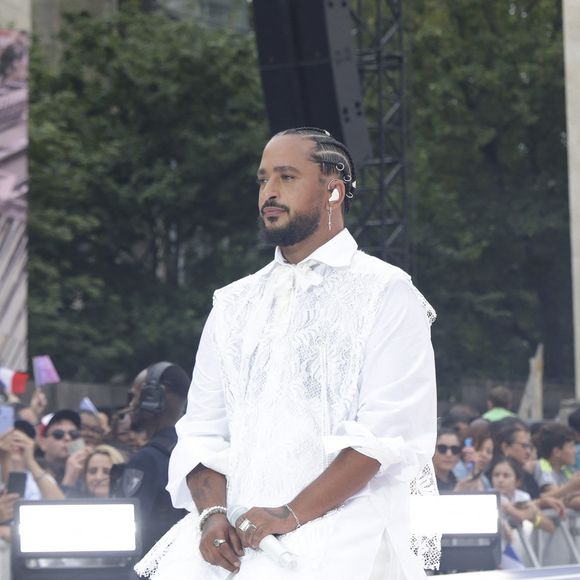 Slimane lors du dernier relais de La Flamme Olympiques avant la cérémonie d'ouverture des Jeux Olympiques (JO) de Paris 2024 à Saint-Denis, Seine Saint-Denis, France, le 26 juillet 2024. © Melloul-Tribeca/Bestimage