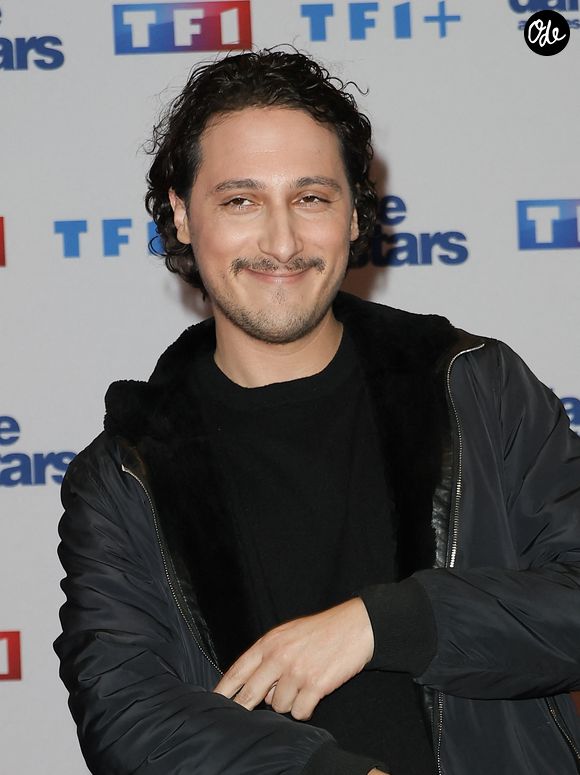 Il avait remporté le concours de TF1 avec 53 % des voix face à Juju Fitcats.

Samuel Bambi lors du photocall de lancement de la saison 2026 de "Danse avec les stars" (DALS) au siège de TF1 à Boulogne-Billancourt le 18 décembre 2025.

© Coadic Guirec/Bestimage
