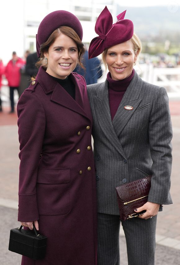 Et d'autres membres de la famille royale font des entorses, comme la princesse Beatrice

La famille royale Britanniques assiste au festival de Cheltenham sur l'Hippodrome de Cheltenham le 12 mars 2025.