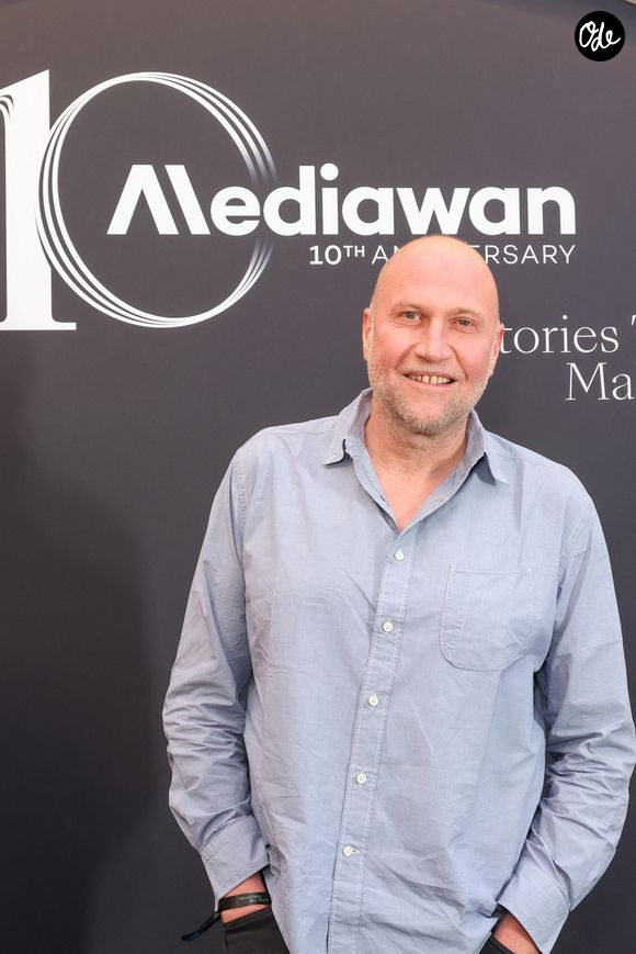 Aujourd’hui, l’acteur, qui élève ses deux garçons au sud de Bruxelles, peut donc compter sur plus de vingt ans d’expérience même s’il reste un père encore en apprentissage.

François Damiens - Photocall de la soirée des 10 ans de Mediawan à Paris le 2 juin 2026. © Jack Tribeca / Bestimage