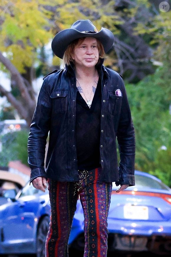 Mickey Rourke se promène dans les rues de Los Angeles le 17 mars 2023.