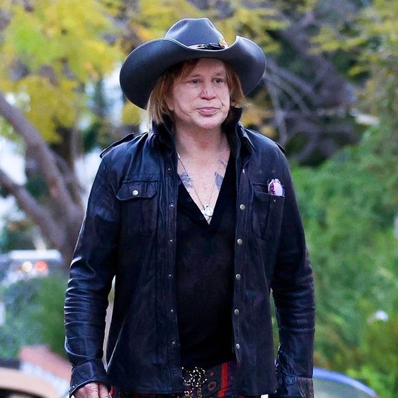 Mickey Rourke se promène dans les rues de Los Angeles le 17 mars 2023.