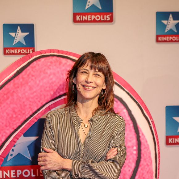 L'actrice reprend son rôle d’Anne, la mère de Louise, Théo et Lola, dans le film "LOL 2.0".

Sophie Marceau lors de la première du film "LOL 2.0" au Kinépolis à Lomme le 8 février 2026.
© Stéphane Vansteenkiste / Bestimage
