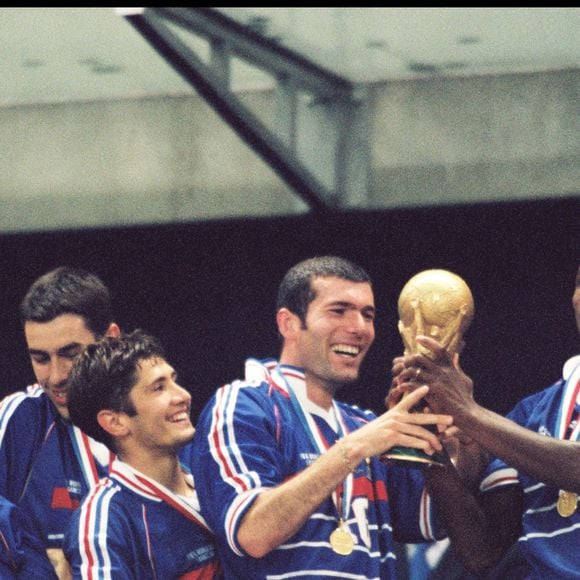 Archives – Frank Lebœuf, Stéphane Guivarc'h, Robert Pirès, Bixente Lizarazu, Zinedine Zidane, Marcel Desailly, Laurent Blanc – l'équipe de France, vainqueure de la Coupe du monde de football 1998