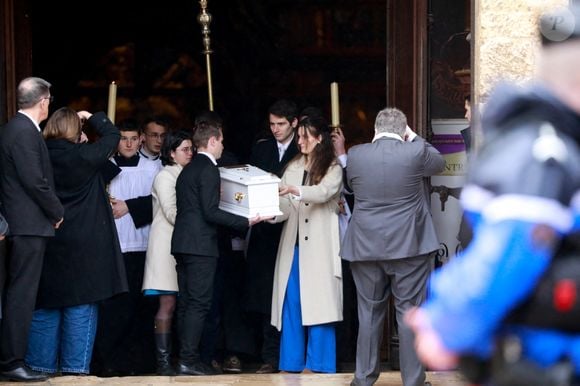 Les parents de Emile, Marie et Colomban portent le petit cercueil - Obsèques du petit Emile à la basilique Sainte-Marie-Madeleine de Saint-Maximin-la-Sainte-Baume dans le Var le 8 février 2025
© Franz Chavaroche / Bestimage