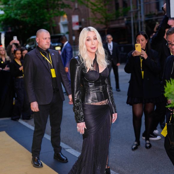 Cher quitte son hôtel pour se rendre au Met Gala 2026.

©Bestimage