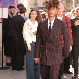 Lors du défilé Vivienne Westwood, les deux femmes ont également posé avec Jaden Smith
Jaden Smith fait une arrivée élégante au défilé Vivienne Westwood à Paris Backgrid UK/ Bestimage