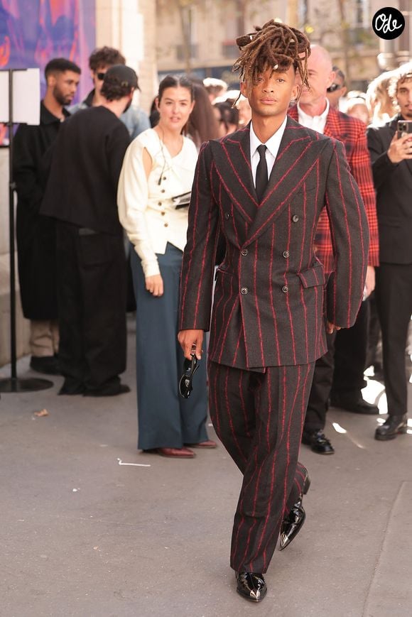 Lors du défilé Vivienne Westwood, les deux femmes ont également posé avec Jaden Smith 

Jaden Smith fait une arrivée élégante au défilé Vivienne Westwood à Paris Backgrid UK/ Bestimage