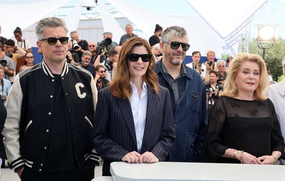 Il n'est autre que le fils de Chiara Mastroianni et Pierre Thorreton
Benjamin Biolay, Chiara Mastroianni, le réalisateur Christophe Honoré, Catherine Deneuve - Photocall du film "Marcello Mio" (Compétition) lors du 77ème Festival International du Film de Cannes (14 - 25 mai 2024), le 22 mai 2024. 
© Jacovides / Moreau / Bestimage