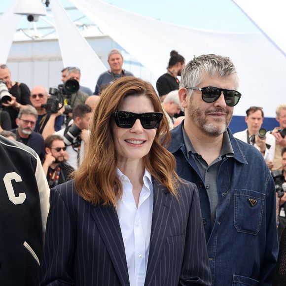 Il n'est autre que le fils de Chiara Mastroianni et Pierre Thorreton
Benjamin Biolay, Chiara Mastroianni, le réalisateur Christophe Honoré, Catherine Deneuve - Photocall du film "Marcello Mio" (Compétition) lors du 77ème Festival International du Film de Cannes (14 - 25 mai 2024), le 22 mai 2024. 
© Jacovides / Moreau / Bestimage