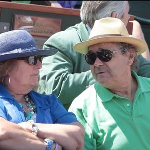 Archives - Pierre Perret et sa femme Rebecca (Simone Mazaltarim) à Roland Garros. © RINDOFF-JACOVIDES / BESTIMAGE