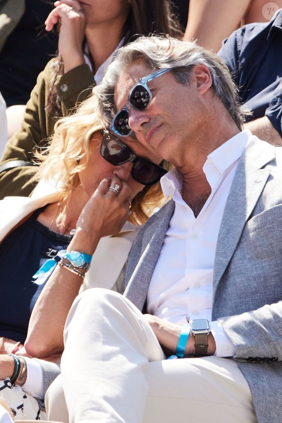 Caroline Roux et son mari Laurent Solly en tribunes lors des Internationaux de France de tennis de Roland Garros 2023 à Paris, France, le 2 juin 2023. © Moreau-Jacovides/Bestimage