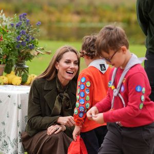 La princesse de Galles remet des badges "Go Wild" alors qu'elle rencontre des membres du programme Squirrels des Scouts dans les jardins de Frogmore à Windsor, Berkshire, le 18 septembre 2025. Photo by Yui Mok/PA Wire/ABACAPRESS.COM