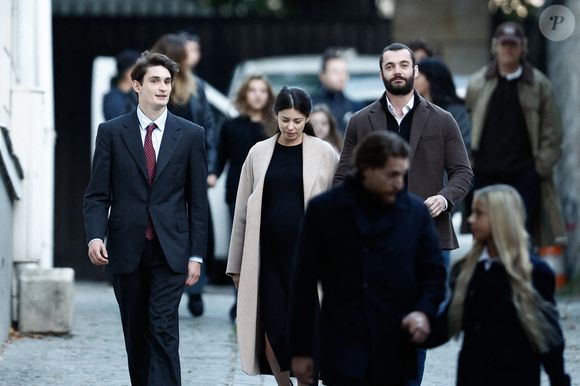 Aurélien Enthoven, Louis Sarkozy et sa femme Natali Husic enceinte  - La famille et les soutiens de Nicolas Sarkozy se sont réunis devant son domicile le jour de son incarcération à la prison de la Santé à Paris le 21 octobre 2025.

© Moreau / Jacovides / Bestimage