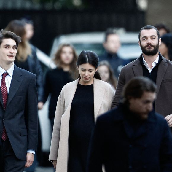 Aurélien Enthoven, Louis Sarkozy et sa femme Natali Husic enceinte  - La famille et les soutiens de Nicolas Sarkozy se sont réunis devant son domicile le jour de son incarcération à la prison de la Santé à Paris le 21 octobre 2025.

© Moreau / Jacovides / Bestimage