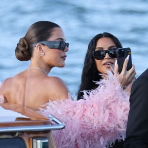 Kim et Khloé Kardashian lors du mariage de Jeff Bezos et Lauren Sanchez à Venise le 27 juin 2025. Backgrid USA / Bestimage