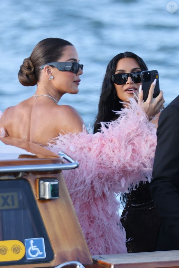 Kim et Khloé Kardashian lors du mariage de Jeff Bezos et Lauren Sanchez à Venise le 27 juin 2025. Backgrid USA / Bestimage