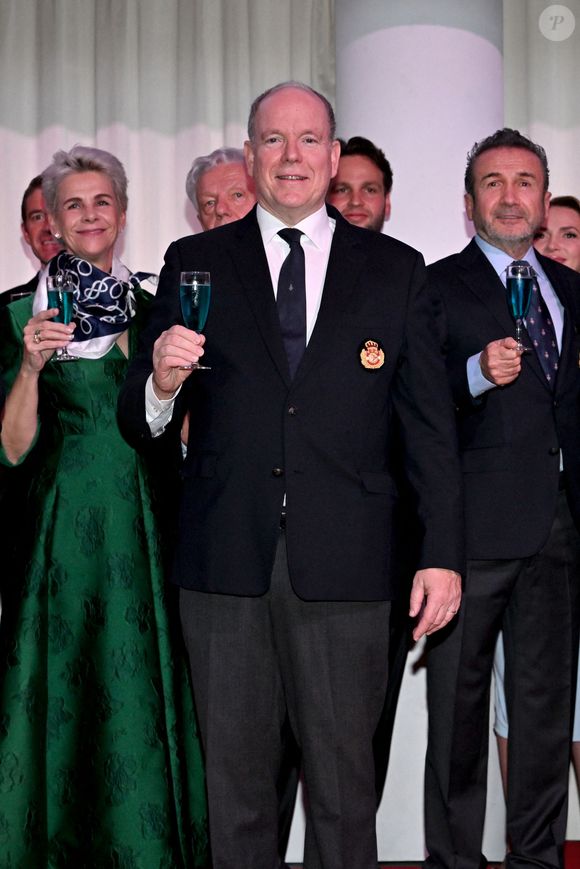 Le prince Albert II de Monaco portant un toast avec le traditionnel cocktail bleu du YCM durant la cérémonie d'intronisation des nouveaux membres du Yacht Club de Monaco ainsi que la remise des YCM Awards-Trophée Credit Suisse 2025, présidé par le prince Albert II de Monaco, le 16 décembre 2025, au Yacht Club de Monaco. Le titre de "régatier du Y.C.M. de l'année 2025" a été remporté par Pierre Casiraghi. Ce sont les membres du Club qui ont voté et choisi entre plusieurs régatiers. © Bruno Bebert / Bestimage