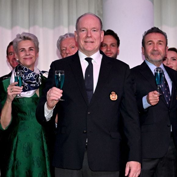 Le prince Albert II de Monaco portant un toast avec le traditionnel cocktail bleu du YCM durant la cérémonie d'intronisation des nouveaux membres du Yacht Club de Monaco ainsi que la remise des YCM Awards-Trophée Credit Suisse 2025, présidé par le prince Albert II de Monaco, le 16 décembre 2025, au Yacht Club de Monaco. Le titre de "régatier du Y.C.M. de l'année 2025" a été remporté par Pierre Casiraghi. Ce sont les membres du Club qui ont voté et choisi entre plusieurs régatiers. © Bruno Bebert / Bestimage