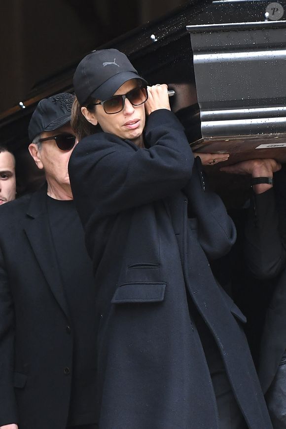 Maïwenn porte le cercueil sous les applaudissements - Sortie des obsèques de Jean-Yves Le Fur en l'église Saint-Roch à Paris, le 6 avril 2024.
Agence / Bestimage
