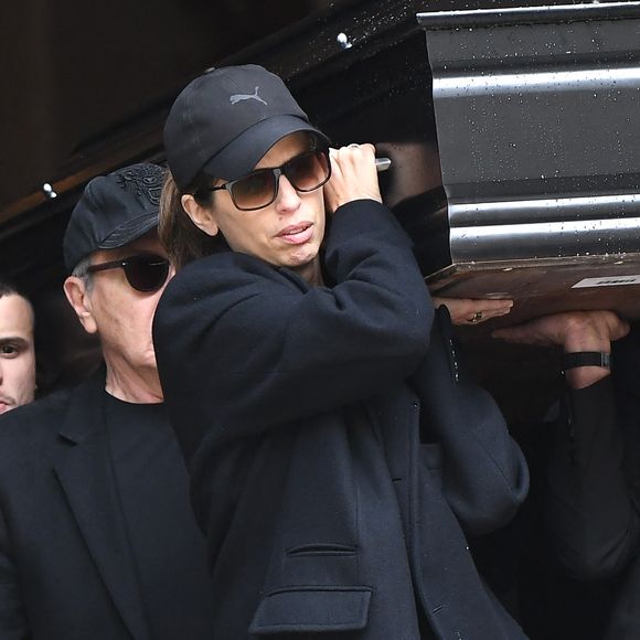 Maïwenn porte le cercueil sous les applaudissements - Sortie des obsèques de Jean-Yves Le Fur en l'église Saint-Roch à Paris, le 6 avril 2024.
Agence / Bestimage