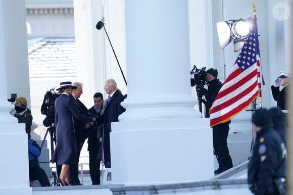Le président américain Joe Biden et la première dame Jill Biden accueillent le président élu Donald Trump et son épouse Melania Trump pour un thé à la Maison Blanche avant l'investiture à Washington le 20 janvier 2025. Photo by Yuri Gripas/ABACAPRESS.COM