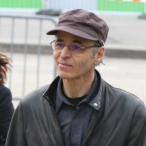 Ce dimanche 29 juin, le chanteur est venu soutenir sa femme et ses deux filles au semi-marathon des Vikings.

Jean-Jacques Goldman lors des obsèques de Véronique Colucci au cimetière communal de Montrouge.

Photo : Agence / Bestimage