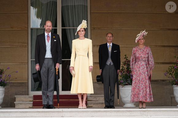 Le prince et la princesse de Galles (à gauche) et le duc et la duchesse d'Édimbourg se tiennent en haut des marches du jardin avant le début d'une fête royale au palais de Buckingham, à Londres.©Aaron Chown/PA Wire