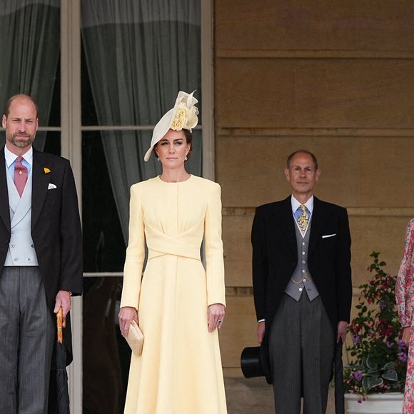 Le prince et la princesse de Galles (à gauche) et le duc et la duchesse d'Édimbourg se tiennent en haut des marches du jardin avant le début d'une fête royale au palais de Buckingham, à Londres.©Aaron Chown/PA Wire