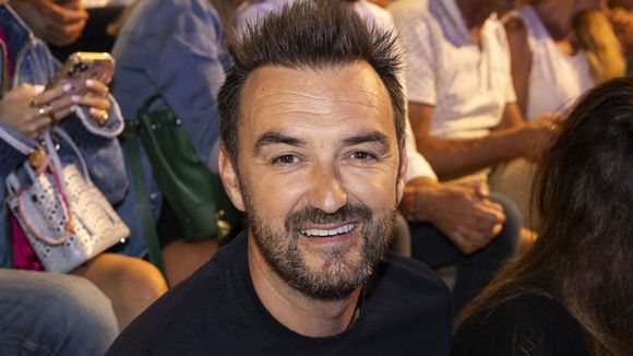 Cyril Lignac amoureux de sa compagne Deborah (et mère de son fils Léo) : il lui fait honneur pour une occasion spéciale