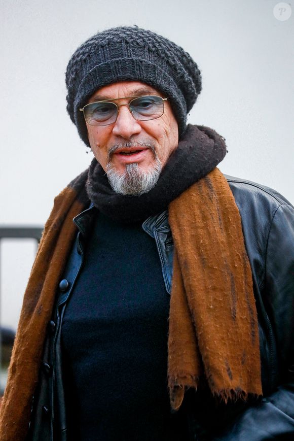 Semi-exclusif - Florent Pagny arrive pour l'enregistrement de l'émission "Vivement Dimanche", présentée par M.Drucker et diffusée sur France 3 le 26 novembre, au Studio Gabriel à Paris, France, le 14 novembre 2023. © Christophe Clovis/Bestimage