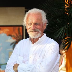 Le photographe à lancé une pétition pour l’arrêt définitif de la chasse à courre d’ici à 2030 en forêt de Rambouillet qui a déjà récolté près de 25 000 signatures

Yann Arthus Bertrand - Arrivées au cinéma CGR lors de la 17ème édition du Festival du Film Francophone de Angoulême (FFA). Le 31 août 2024
© Coadic Guirec / Bestimage