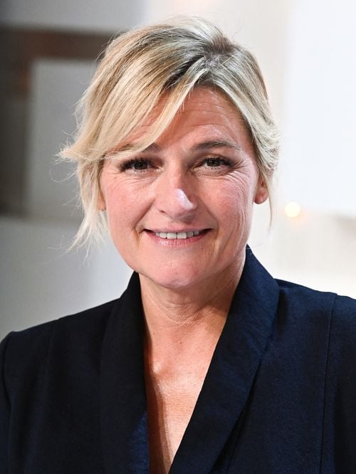 Anne-Elisabeth Lemoine “beaucoup moins bien payée que les autres” : ces déclarations étonnantes sur son salaire dans C à vous