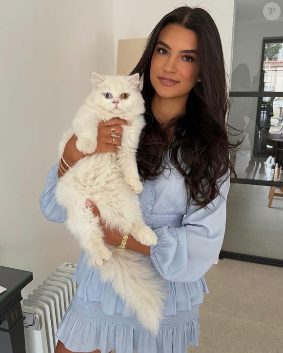 Elle a 21 ans et est franco-mexicaine, originaire de Poissy dans les Yvelines.

Mareva Michel, Instagram