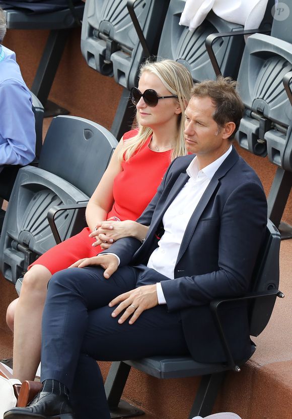 Edgar Grospiron et sa femme Nathalie Thevenet-Grospiron dans les tribunes des internationaux de tennis de Roland Garros à Paris, France, le 3 juin 2018. © Dominique Jacovides - Cyril Moreau/Bestimage