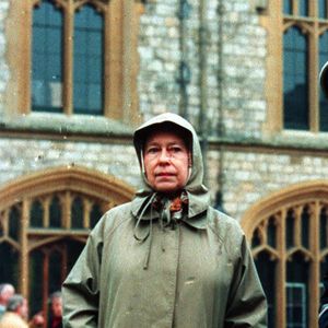 La reine Elisabeth II inspecte les ruines après l'incendie de Windsor le 21/11/1992.
Agence / Bestimage