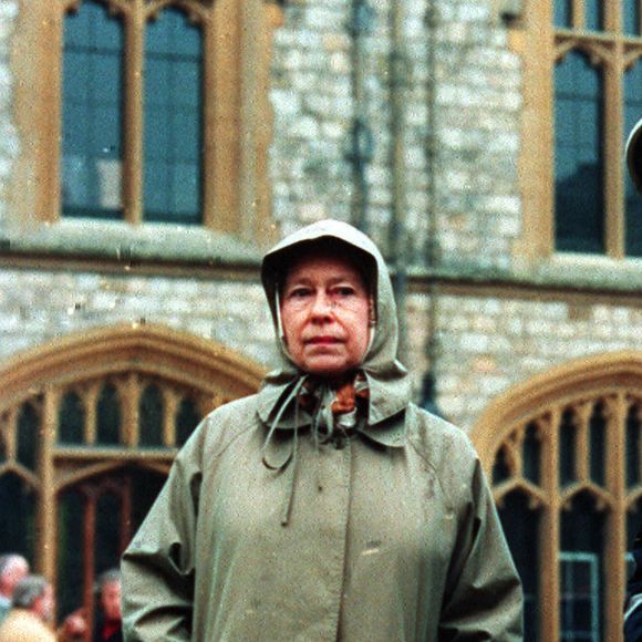 La reine Elisabeth II inspecte les ruines après l'incendie de Windsor le 21/11/1992.
Agence / Bestimage
