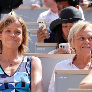 Anne Le Nen et sa femme Muriel Robin- Célébrités assistent à la victoire de Novak Djokovic face à Carlos Alcaraz lors de la finale de tennis des Jeux Olympiques de Paris 2024 (JO) sur le cour Philippe Chatrier à Roland Garros, à Paris, France, le 4 Aout 2024.
© Jacovides-Perusseau/Bestimage