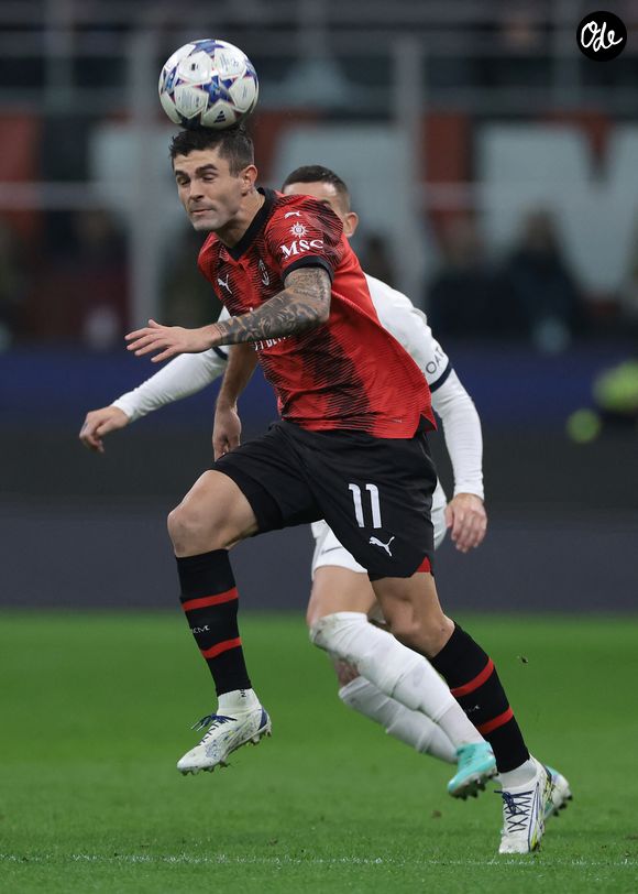 7 novembre 2023, Milan : Milan, Italie, 7 novembre 2023. Christian Pulisic, de l'AC Milan, reprend de la tête un centre de Lucas Hernandez, du PSG, lors du match de Ligue des champions de l'UEFA disputé au stade Giuseppe Meazza, à Milan. (Crédit photo : © Jonathan Moscrop/Sportimage/Cal Sport Media)