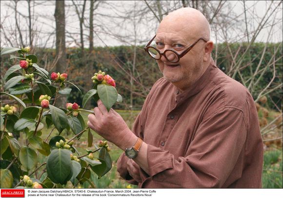 C'est d'ailleurs dans cette propriété de Lanneray, en Eure-et-Loir, que les cendres de Jean-Pierre Coffe ont été dispersées. 

Jean-Pierre Coffe pose chez lui près de Châteaudun, France, mars 2004. Crédit Jean-Jacques Datchary/Abaca