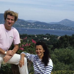 Archives - En France, à Saint-Tropez, Eddy Mitchell et sa femme Muriel, posant  dans leur villa ' Le clos des moines" le 3 septembre 1983. Jean Lenoir via Bestimage
