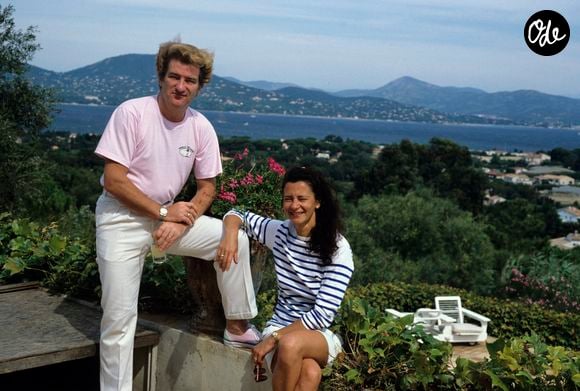 Archives - En France, à Saint-Tropez, Eddy Mitchell et sa femme Muriel, posant  dans leur villa ' Le clos des moines" le 3 septembre 1983. Jean Lenoir via Bestimage