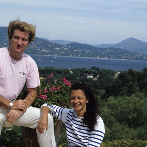 Archives - En France, à Saint-Tropez, Eddy Mitchell et sa femme Muriel, posant  dans leur villa ' Le clos des moines" le 3 septembre 1983. Jean Lenoir via Bestimage