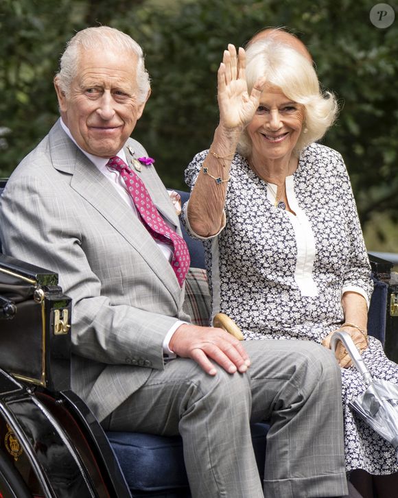 Le roi Charles III d'Angleterre et Camilla Parker Bowles, reine consort d'Angleterre, arrivent en calèche pour leur visite au Flower Show 2025 de Sandringham, Royaume Uni, le 23 juillet 2025. © GoffPhotos/Bestimage
