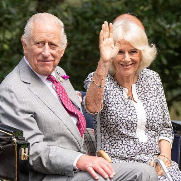 Le roi Charles III d'Angleterre et Camilla Parker Bowles, reine consort d'Angleterre, arrivent en calèche pour leur visite au Flower Show 2025 de Sandringham, Royaume Uni, le 23 juillet 2025. © GoffPhotos/Bestimage