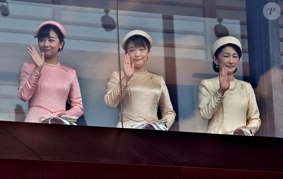 La princesse Kako, la princess Mako et la princesse Kiko - Première apparition publique de l'empereur Naruhito au palais impérial à Tokyo le 4 mai 2019. Photo : Aflo / Bestimage