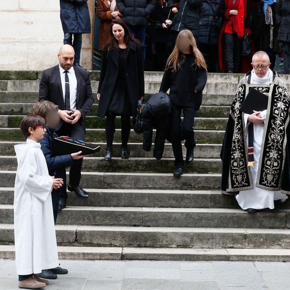 Isabelle Le Nouvel (veuve du défunt), Henrik (fils du défunt) et Emma (fille du défunt) - Sorties des obsèques de Niels Arestrup à l'Église Saint-Roch à Paris. Le 10 décembre 2024
© Christophe Clovis / Bestimage