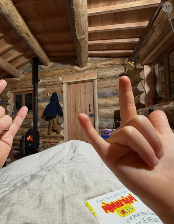 Vianney a terminé la construction de sa cabane en bois en pleine forêt et montre le résultat sur Instagram le 12 avril 2026.